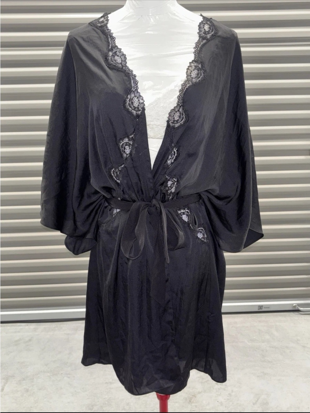 Victoria’s Secret Lace Trim Black Satin Kimono Tie Front Robe SZ.XS